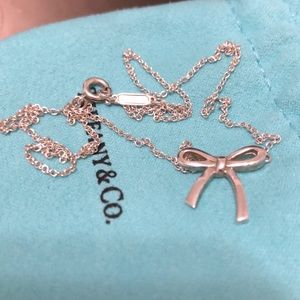 ❗️SOLD❗️              Tiffany Bow necklace